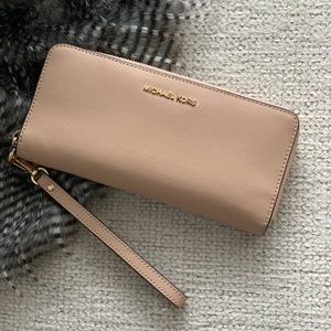 Michael Kors JetSet Continental Wallet